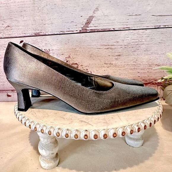 Stuart Weitzman Trending Metallic Silver Shoe Pump 2” Kitten Spool Heel Size 8.5 - Picture 5 of 13